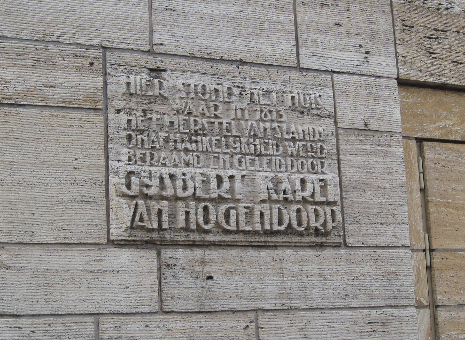 Het gedenkteken op het gebouw Kneuterdijk 8, Den Haag