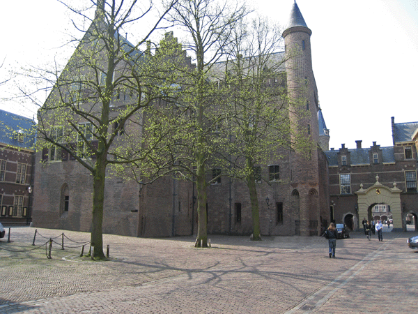 Het Rolgebouw achter de Ridderzaal, rechts