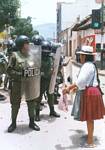 Mujer dialogando con policas. Click here to see full size