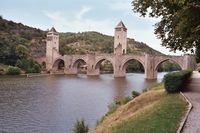 Cahors met fraaie 14e eeuw brug 'Pont Valentr' over de rivier de Lot