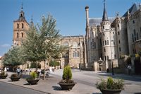 Astorga met links op de foto de kathedraal en rechts het door Gaudi ontworpen bisschoppelijk paleis (met ooievaarsnest)