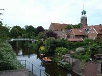 Ditzum met zijn schilderachtige haven, de Karktilke (houten brug), de nieuw gerestaureerde molen en de 8-hoekige kerk.