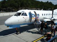 Vliegveld Bergen: Saab 340 G-LGNM van Flybe bijna klaar voor vertrek naar Kirkwall.