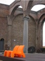 Grand-Hornu, oranje Richard Huttenstoelen in oude fabriek