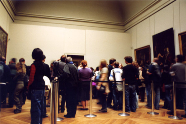 crowd in front of the Mona Lisa in the Louvre