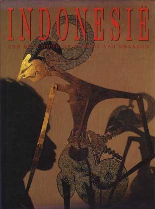 Behr, Edward e.a. - Indonesi, een reis door de gordel van Smaragd. Vastgelegd door 45 topfotografen van 26 augustus tot 4 september 1989, 45 jaar na de onafhankelijkheidsverklaring.
